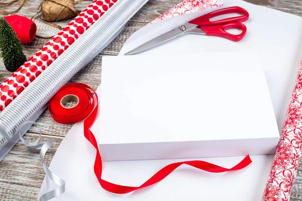 Embalagem Caixa Presente Natal Papel Embrulho Diferente Fitas Uma Mesa — Fotografia de Stock