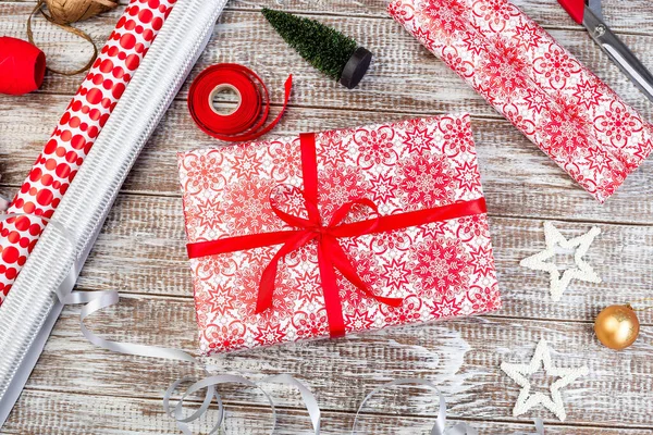 Caja Regalo Navidad Papel Regalo Diferente Cintas Una Mesa Fondo — Foto de Stock