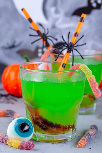 Strašidelný Halloween Koktejl Zelenou Bublinou Nápoj Sladké Červy Halloween Dekorace — Stock fotografie