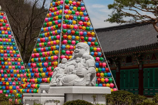Buddha Statue Buddhistischen Tempel Songgwangsa Bunte Laternentürme Hintergrund Südkorea — Stockfoto