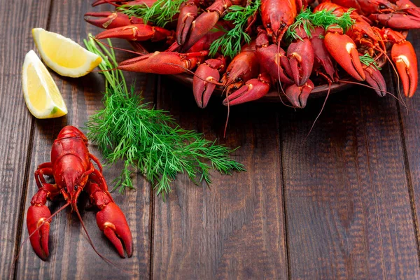 Cangrejos Rojos Plato Servido Con Eneldo Limón Sobre Fondo Madera — Foto de Stock