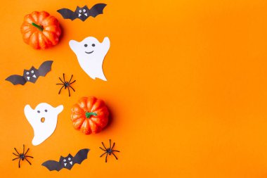 Ağlı Cadılar Bayramı arka planı, örümcekler, hayaletler, yarasalar ve balkabağı turuncu kağıt üzerinde, yatay, üst görünüm, kopyalama alanı