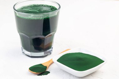 Toz halinde klorella ve içecek olarak, beyaz arka planda, yatay, kopyalama alanı