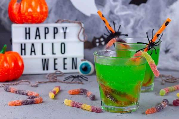 Strašidelný Halloween Koktejl Zelenou Bublinou Nápoj Sladké Červy Halloween Dekorace — Stock fotografie