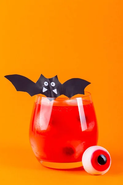 Halloween Koktejl Červenou Bublinkovou Nápojem Očima Liči Borůvky Vertikální Kopírovací — Stock fotografie