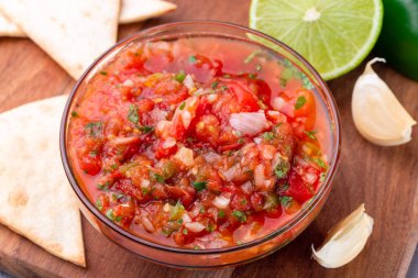 Kızarmış sebzeli salsa Asada sosu, yanında tortilla cipsi ve limon, Tex-Mex mutfağı, yatay ve yakın çekim.