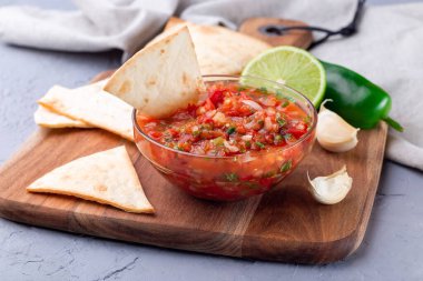 Tortilla cipsi ve limonlu salsa sosu, Tex-Mex mutfağı, yatay mutfak.