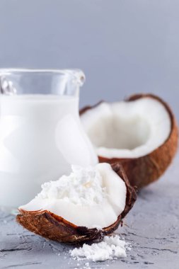 Hindistan cevizi, barut ve cam kavanozdaki suyla çözünmüş süt tozu, laktozsuz süt, dikey, kopyalama alanı