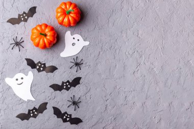 Ağlı Cadılar Bayramı arka planı, örümcekler, hayaletler, yarasalar ve balkabağı gri, yatay, üst görünüm, kopyalama alanı