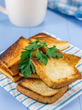 Maydanoz ve bir fincan kahve ile dekore edilmiş Kahvaltı, tost