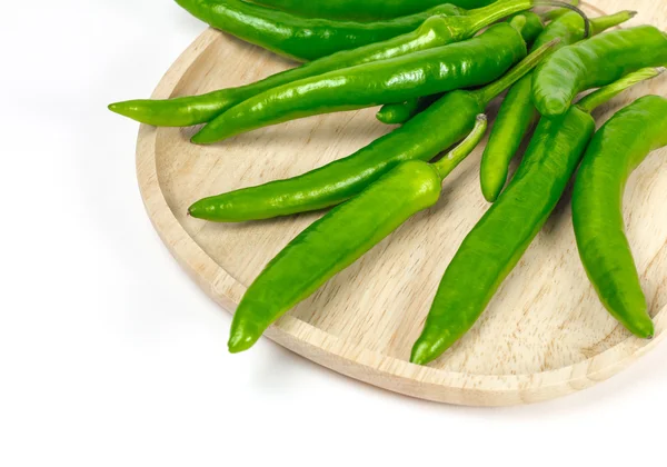 Pimienta verde en el plato de madera, aislada sobre el fondo blanco — Foto de Stock