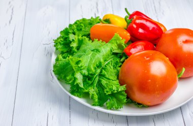 Beyaz tabak karışık taze sebze