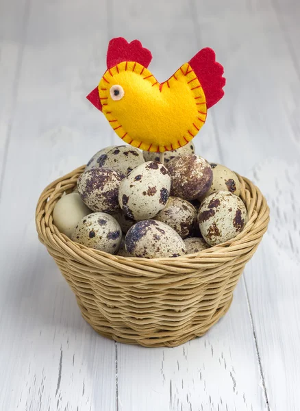 Много перепелиных яиц в корзине, украшенные ручной работы птицы — стоковое фото