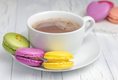 Bir fincan sıcak çikolata renkli macarons closeup ile