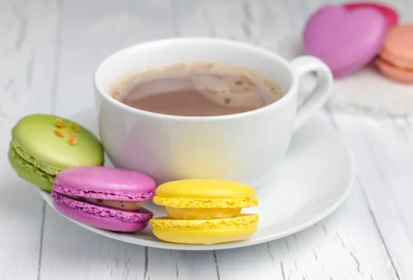 Eine Tasse heiße Schokolade mit bunten Macarons Nahaufnahme — Stockfoto