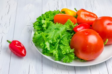 Beyaz tabak taze karışık sebze