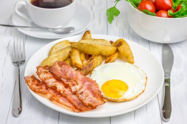 Pastırma, sahanda yumurta, patates ve kahve ile doyurucu kahvaltı