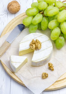 Brie peyniri tatlı üzüm ve fındık ile