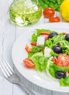 Beyaz tabak portre üzerinde Yunan salatası