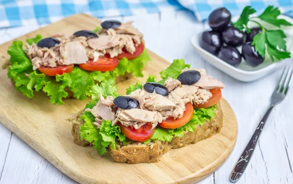 Здоровые сэндвичи с тунцом на деревянной доске — стоковое фото