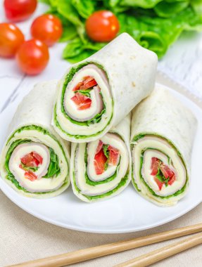 tortilla rulo ile yumuşak peynir, tavuk jambon ve sebze, portre