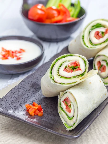 Tortilla-Rolle mit Weichkäse, Hühnerschinken und Gemüse — Stockfoto