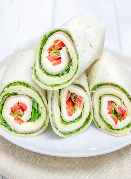 Tortilla-Rolle mit Weichkäse, Hühnerschinken und Gemüse, Nahaufnahme — Stockfoto