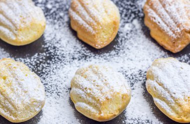 Tepsi, closeup pişirme üzerinde toz kurabiyeleri şeker