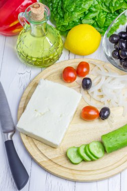 Kesme tahtası ve ahşap masa Yunan salatası için malzemeler