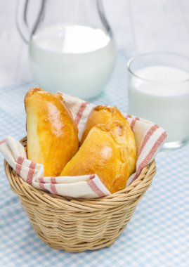Rus hamur işleri (pirogi) dolu yumurta ve yeşil soğan, closeup ile