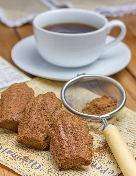 Kakao-Schokopulver Madeleines mit einer Tasse Kaffee — Stockfoto