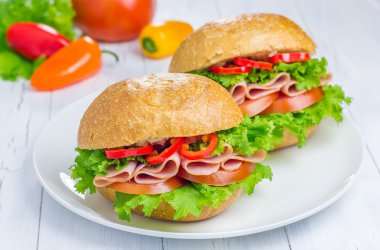 Plaka üzerinde sağlıklı jambon sandviçle sebze arka plan üzerinde