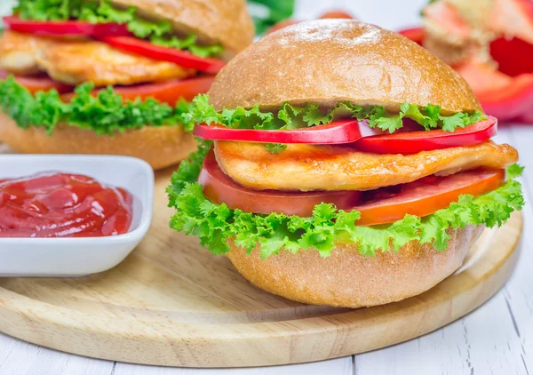 Sandwiches with roast chicken fillet, tomato and paprika — Stock Photo, Image