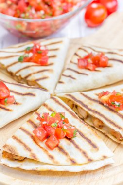 Ev yapımı tavuk ve peynir quesadilla salsa ile