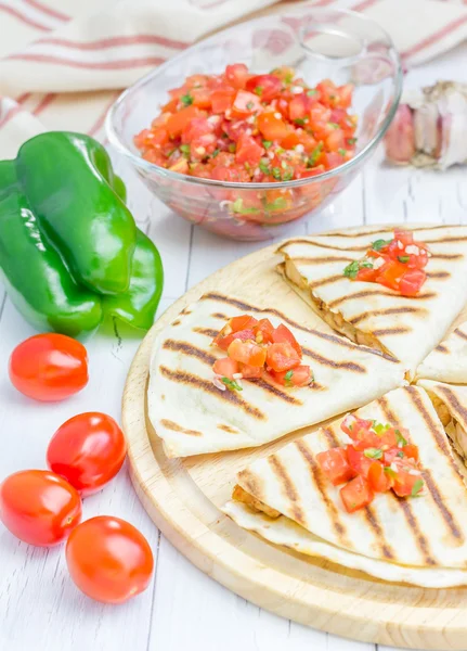Hausgemachte Huhn-Käse-Quesadilla mit Salsa obendrauf — Stockfoto