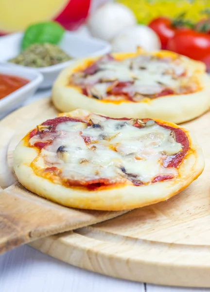 mini pizza salam, sosis, mantar ve peynir ile