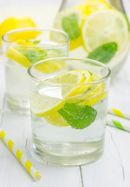 Limonada casera con limón fresco y menta — Foto de Stock