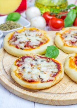 mini pizza salam, sosis, mantar ve peynir ile