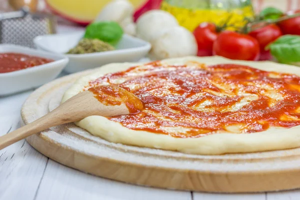 Pasta per pizza con salsa di pomodoro, primo piano — Foto Stock