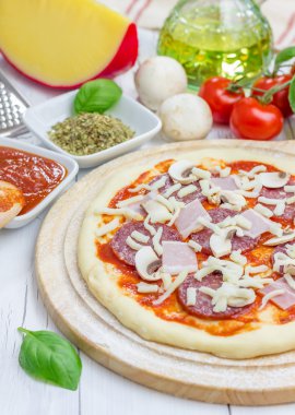 Pizza hamur salam, sosis, mantar ve peynir ile