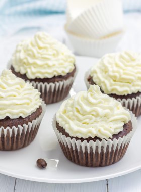 Ricotta peyniri beyaz plaka üzerinde buzlanma ile çikolata cupcakes