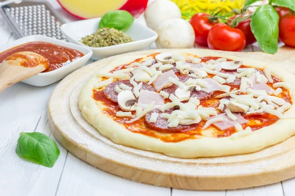 Pizza tészta, szalámi, bacon, gomba és a sajt — Stock Fotó