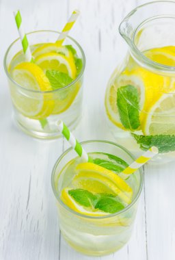 Taze limon ve naneli ev yapımı limonata. 