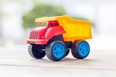 Plastik oyuncak kamyon ahşap arka plan üzerinde