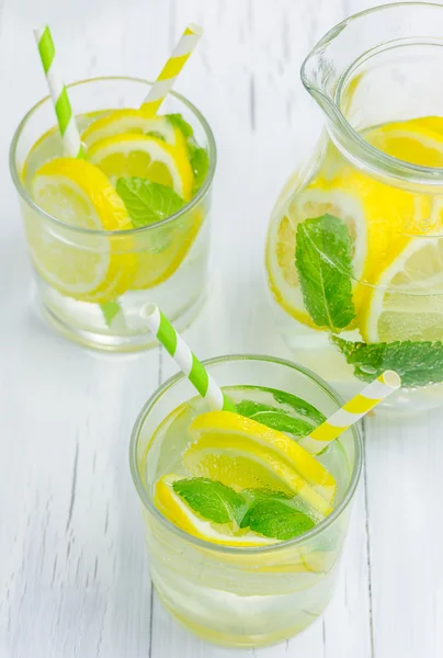 Limonada casera con limón fresco y menta — Foto de Stock