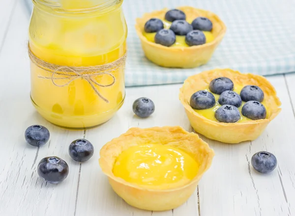 Törtchen mit Zitronenquark und Blaubeeren, Nahaufnahme — Stockfoto