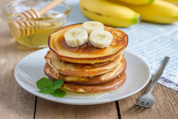 Stack of pancakes with banana and honey — Stock Photo, Image