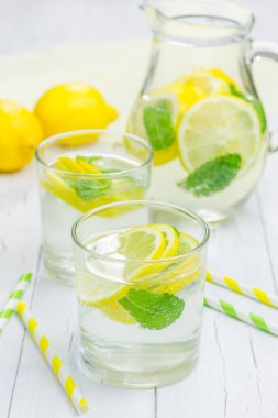 Taze limon ve naneli ev yapımı limonata. 