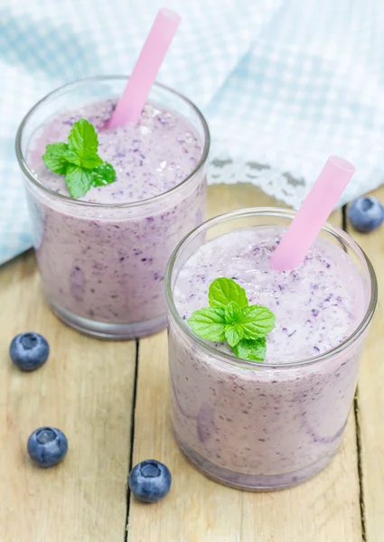 Färsk smoothie med blåbär, banan och yoghurt — Stockfoto