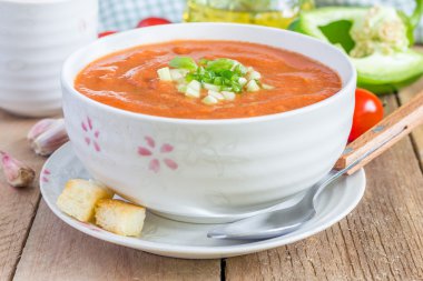 Soğuk domates çorbası gaspaço bir kase croutons 